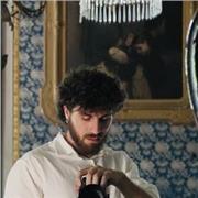 Professionista del settore audiovisivo impartisce lezioni su nozioni di fotografia